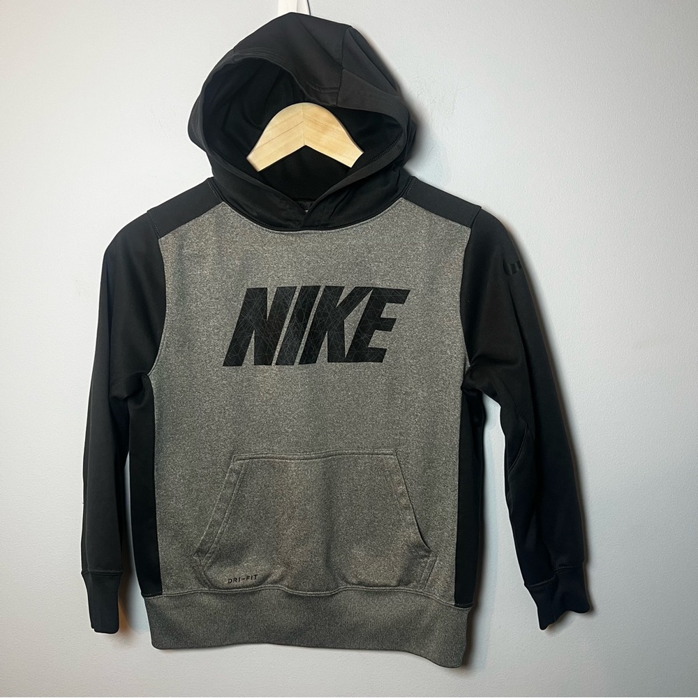 Nike Therma Graphic Training Hoodie Boys (kids) M Gray/Black Dri-Fit Sweatshirt